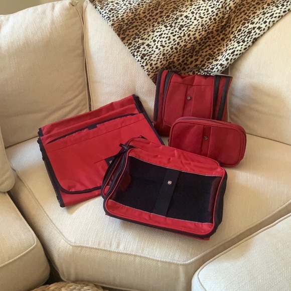 Victorinox 7 piece Toiletry Bag, Packing Cube and Packing Sleeve set - Picture 2 of 14